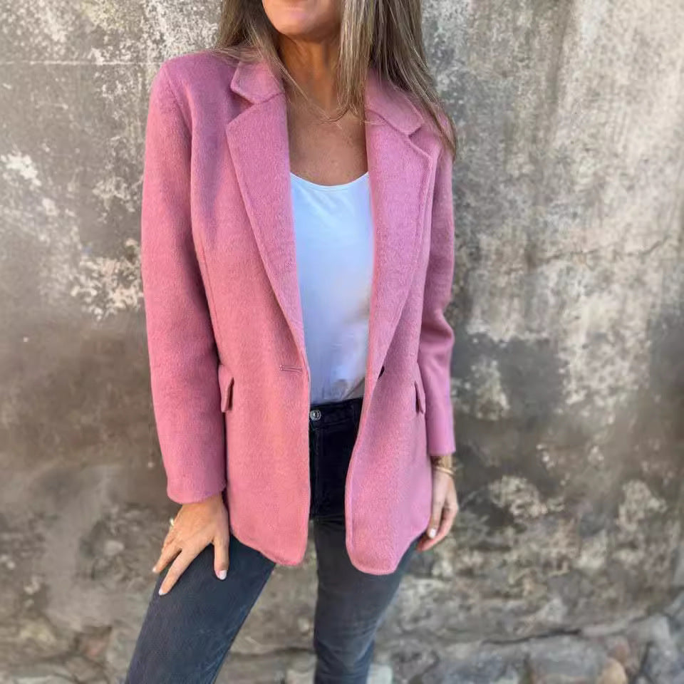 Kort blazer med knapp och kavajslag – vintertrend & pendlarstil