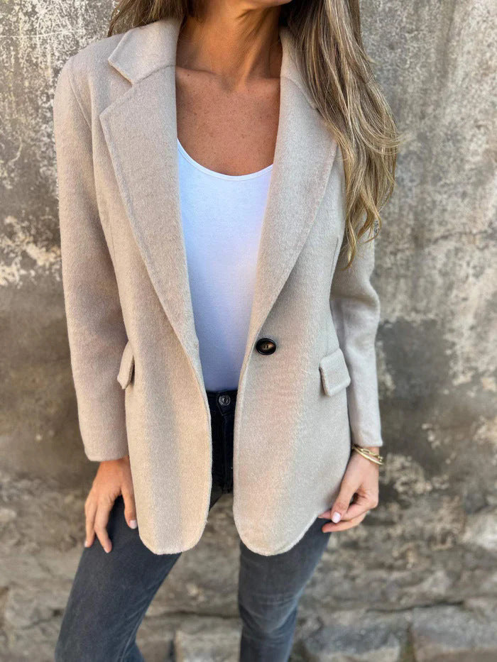 Kort blazer med knapp och kavajslag – vintertrend & pendlarstil