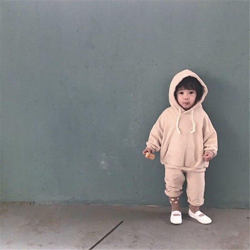 Mysigt tvådelat set – luvtröja och sportbyxor