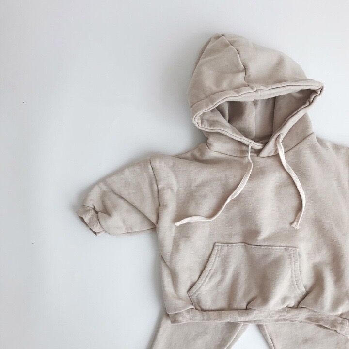 Mysigt tvådelat set – luvtröja och sportbyxor