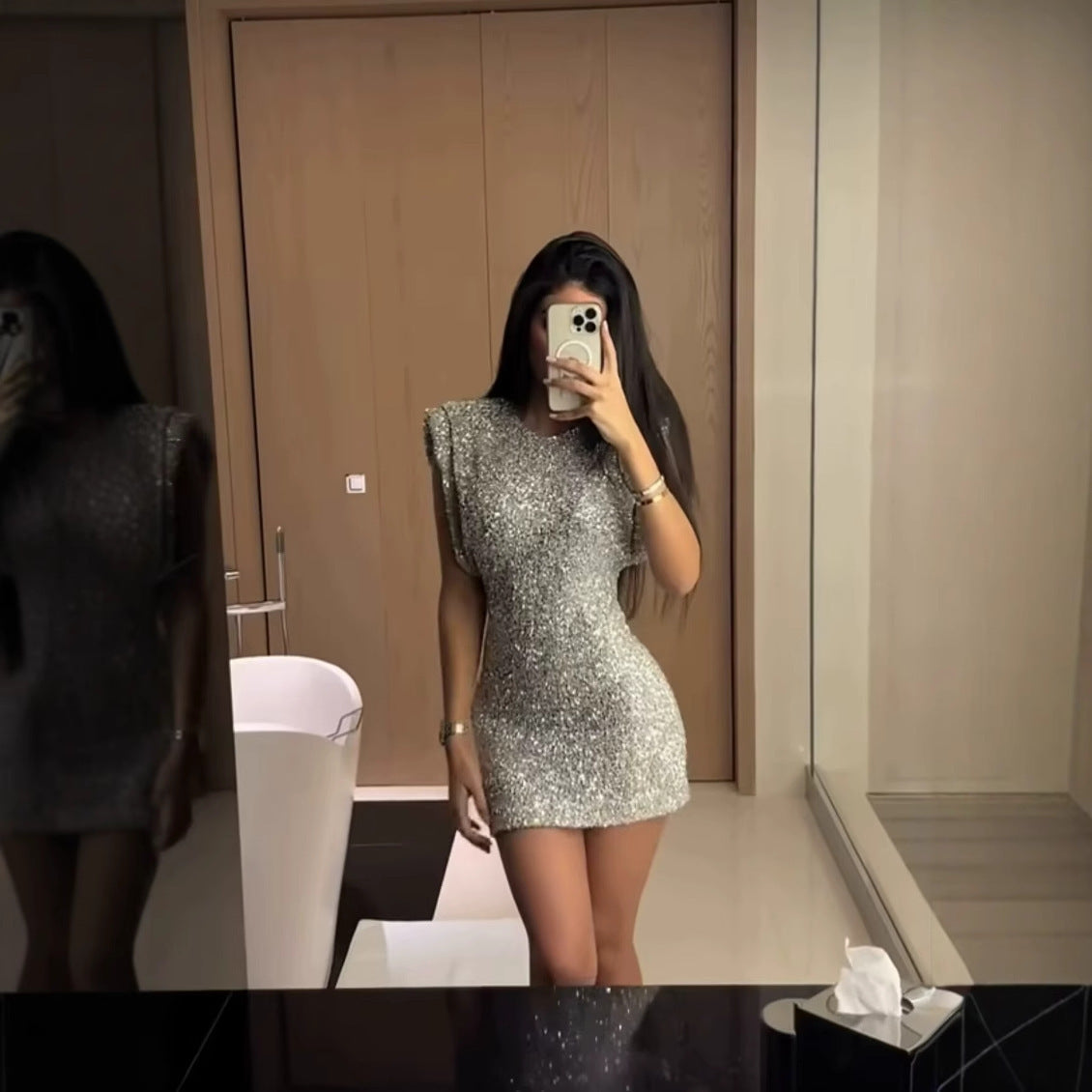 Paljettdekorerad-ärmlös-axelvadd-paljettklänning