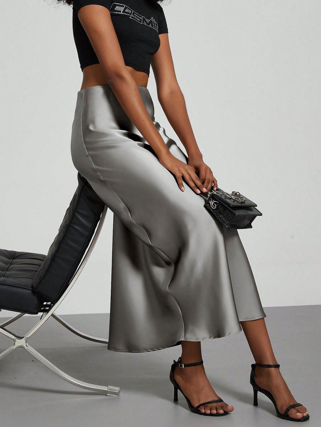 Elegant Satinkjol – Tidlös, Smickrande & Perfekt för Alla Tillfällen