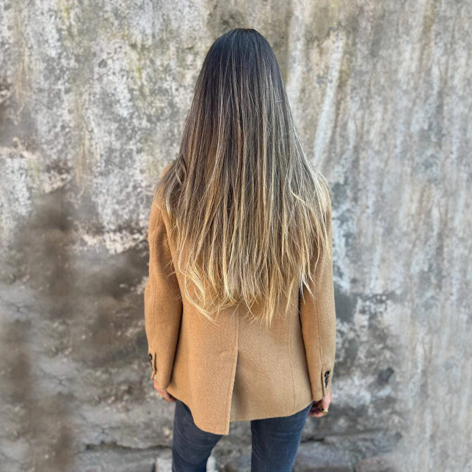 Kort blazer med knapp och kavajslag – vintertrend & pendlarstil