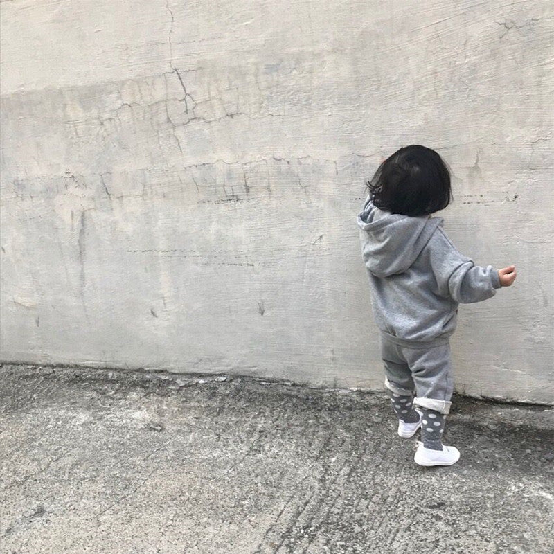 Mysigt tvådelat set – luvtröja och sportbyxor