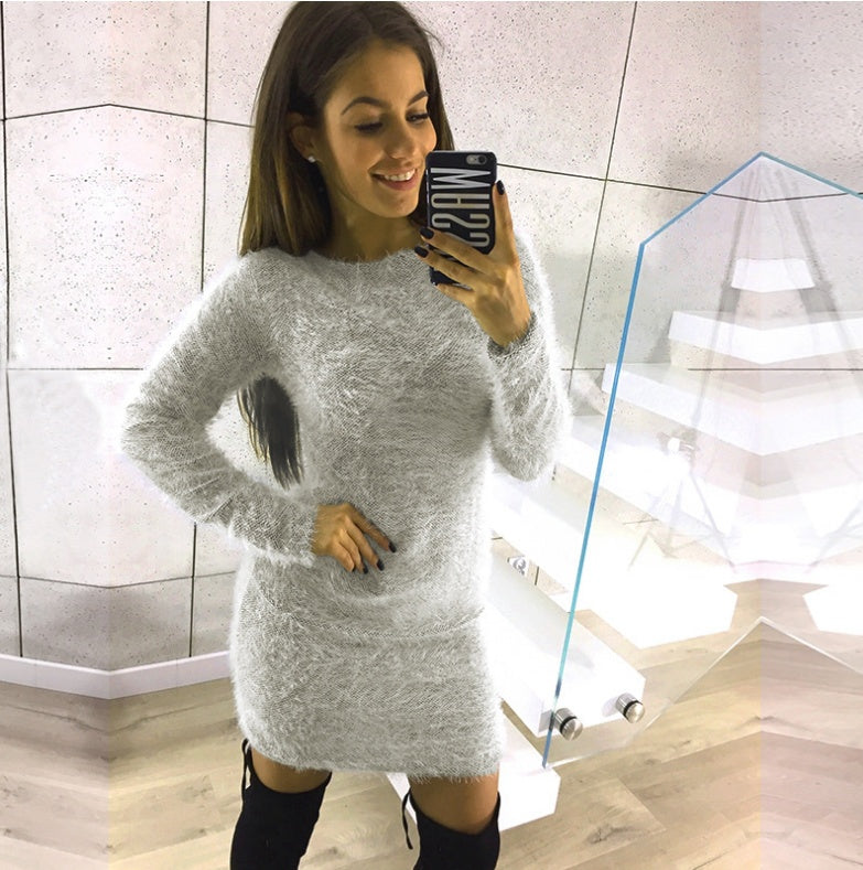 Elegant långärmad plyschklänning – medellång modell med rund hals för stil & komfort