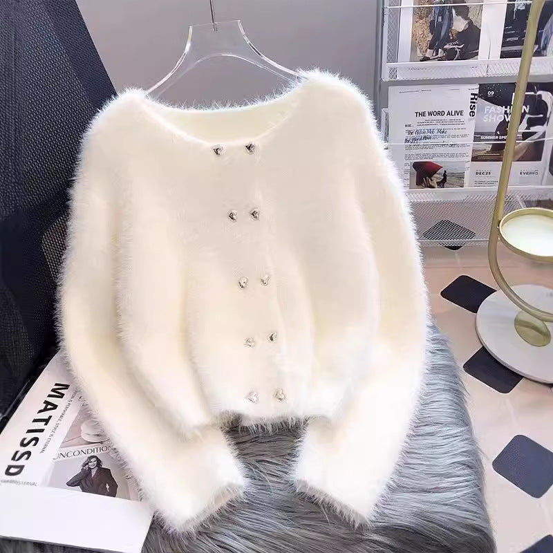 Fluffig Cardigan med Dekorativa Smyckesknappar – Mjuk och Elegant Damtröja