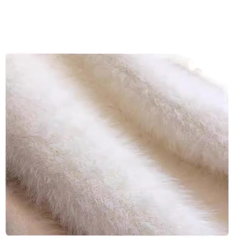 Fluffig Cardigan med Dekorativa Smyckesknappar – Mjuk och Elegant Damtröja