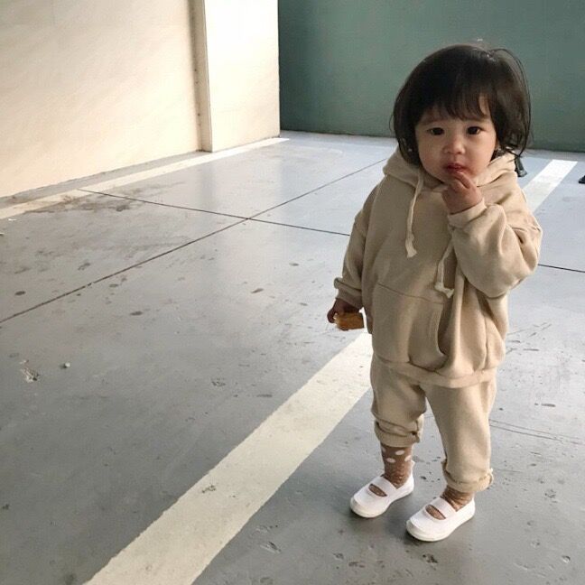 Mysigt tvådelat set – luvtröja och sportbyxor