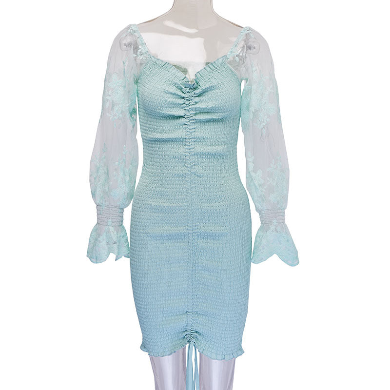 Klänning med spetsärmar – Elegant figurnära festplagg