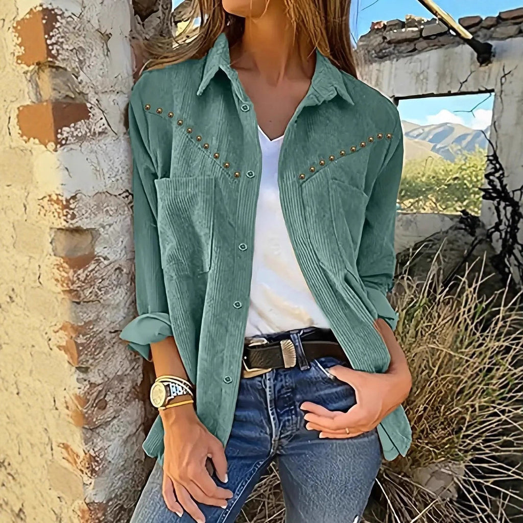 Enkel avslappnad  manchester skjorta med nitar och fickor