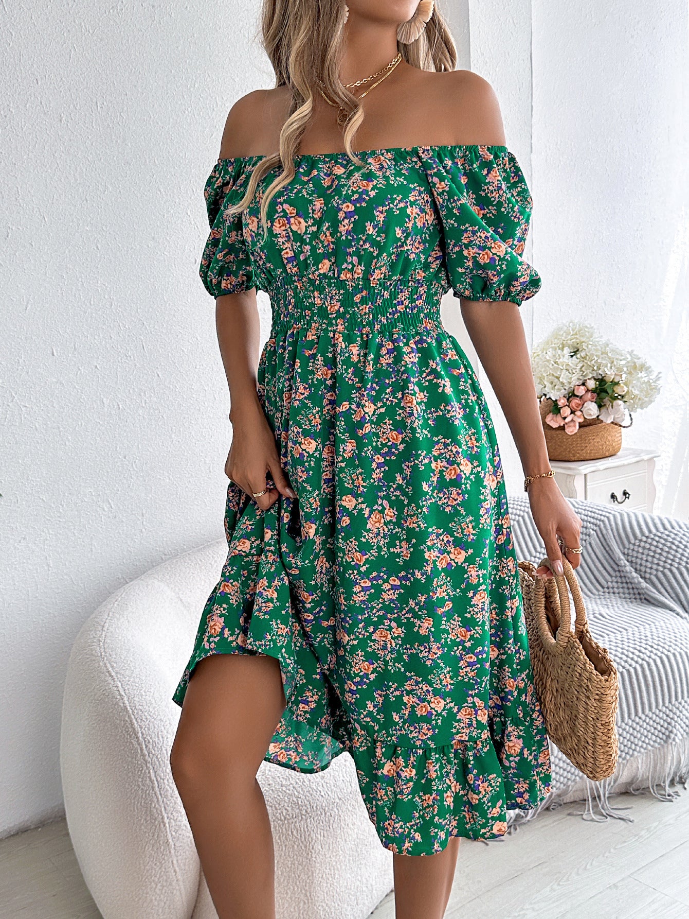 Blommig Klänning med Volanger – Somrig & Elegant Design