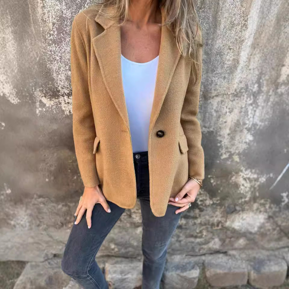 Kort blazer med knapp och kavajslag – vintertrend & pendlarstil
