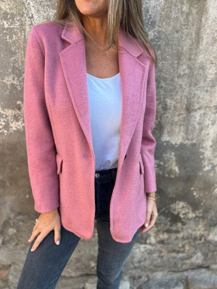 Kort blazer med knapp och kavajslag – vintertrend & pendlarstil
