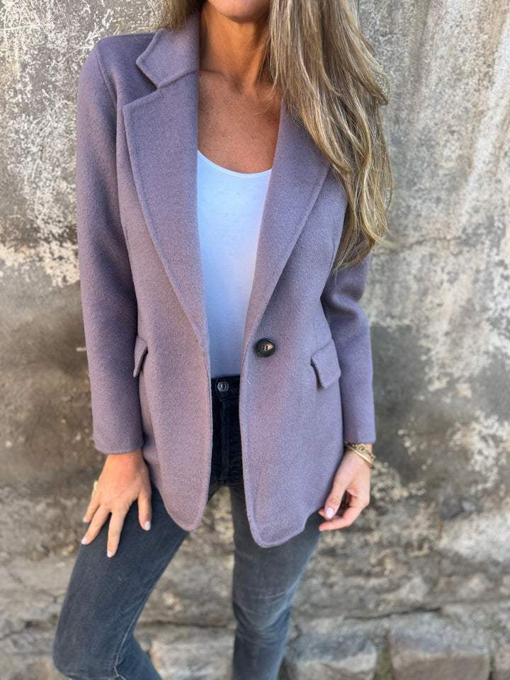 Kort blazer med knapp och kavajslag – vintertrend & pendlarstil