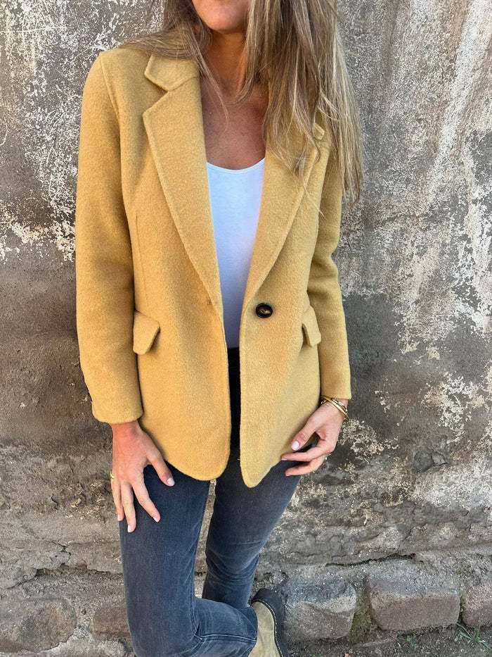Kort blazer med knapp och kavajslag – vintertrend & pendlarstil