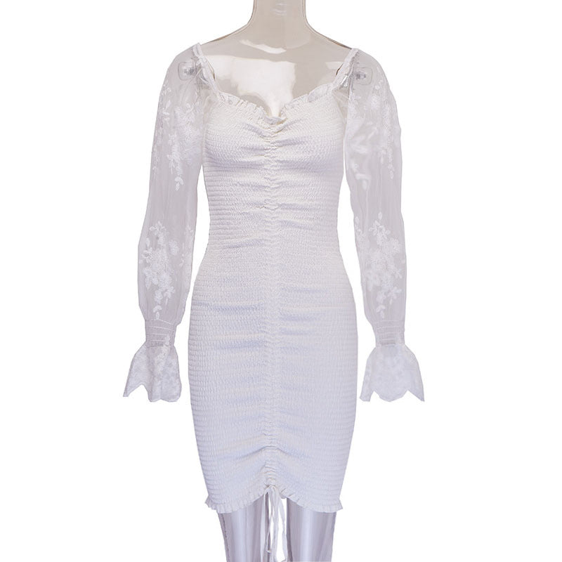 Klänning med spetsärmar – Elegant figurnära festplagg