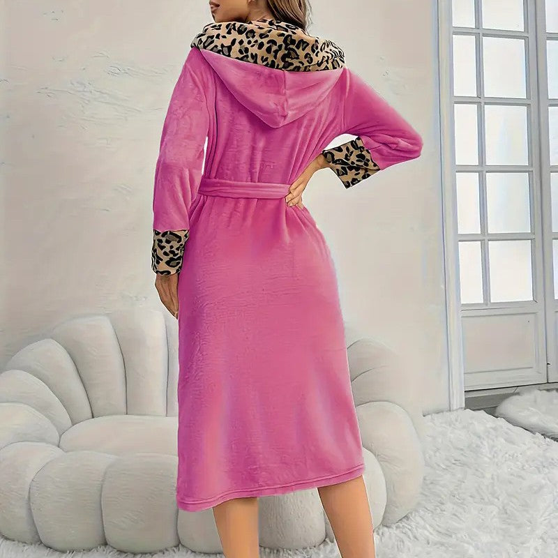 Varm Leopard Flanellmorgonrock – Stilren Dambadrock med Spets