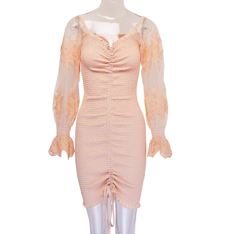 Klänning med spetsärmar – Elegant figurnära festplagg