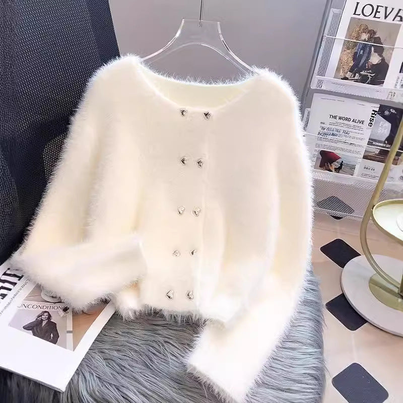 Fluffig Cardigan med Dekorativa Smyckesknappar – Mjuk och Elegant Damtröja