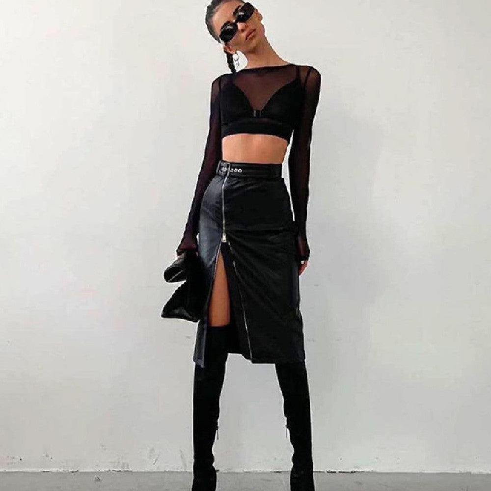 Trendig läderkjol med slits – elegant och sexig look för kvinnor