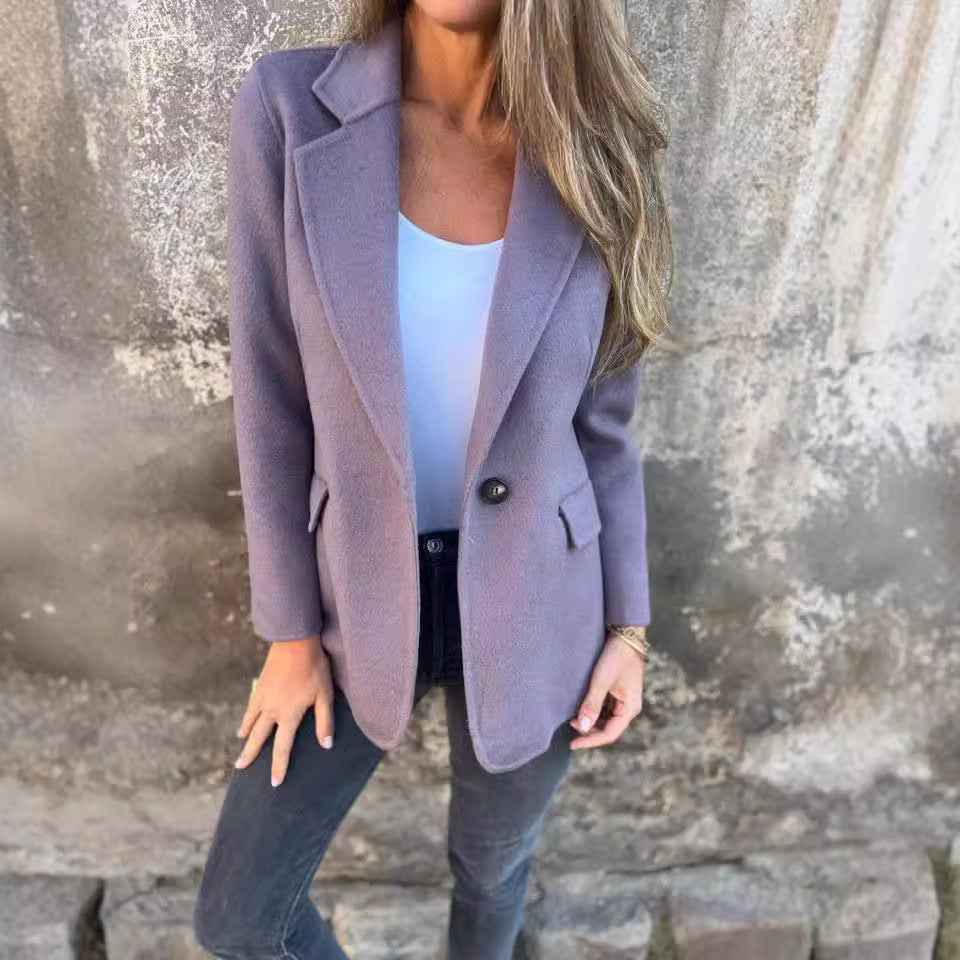 Kort blazer med knapp och kavajslag – vintertrend & pendlarstil