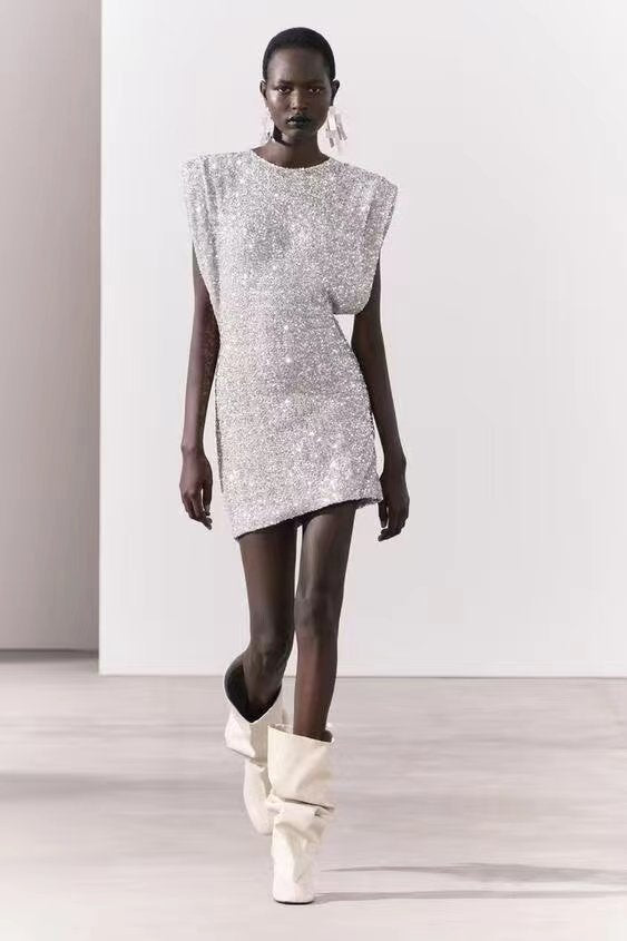 Paljettdekorerad-ärmlös-axelvadd-paljettklänning