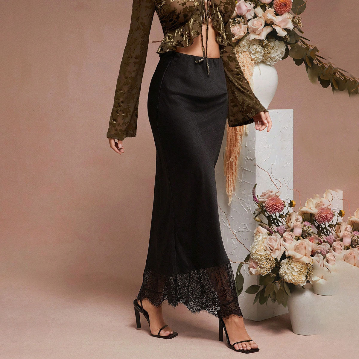 Satinkjol med Spetsdetaljer – Elegant Kjol med Lyxig Känsla