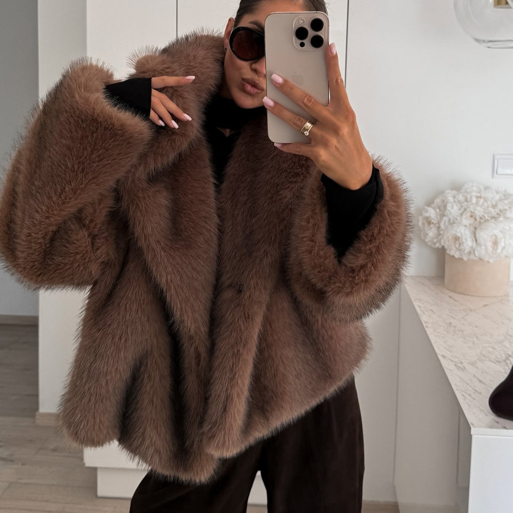 Brun Sammetslen Fluffkappa för Dam – Mjuk och Elegant Långärmad Damkappa