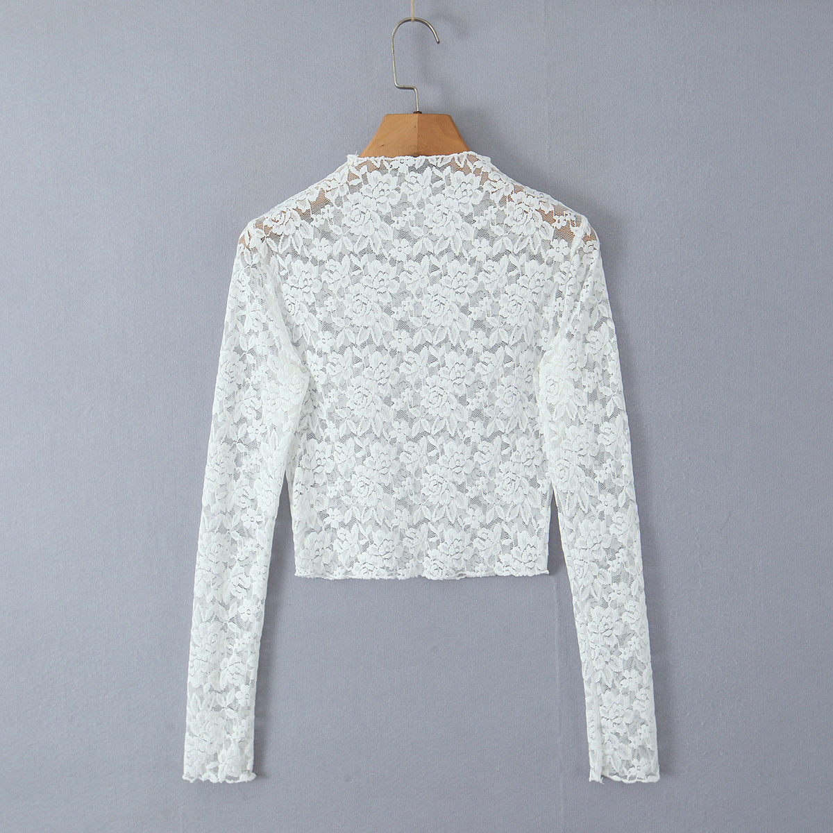 Vit spets-croptop med lång ärm – Elegant & feminin för fest och vardag